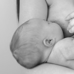 El contacto piel con piel es fundamental para la lactancia materna