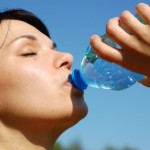 Beba agua en función de su sed.