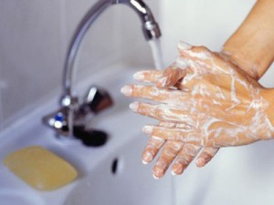 El lavado de manos es fundamental para evitar el contagio.
